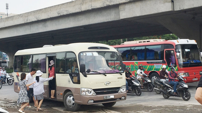 Mặc dù là đường cấm nhưng nhiều xe khách qua chạy qua đường Khuất Duy Tiến (Vành đai 3) vẫn dừng đỗ bắt khách. Ảnh: A.Trọng