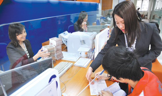 Khách hàng giao dịch tại ngân hàng VIB. Ảnh: Hồng Vĩnh