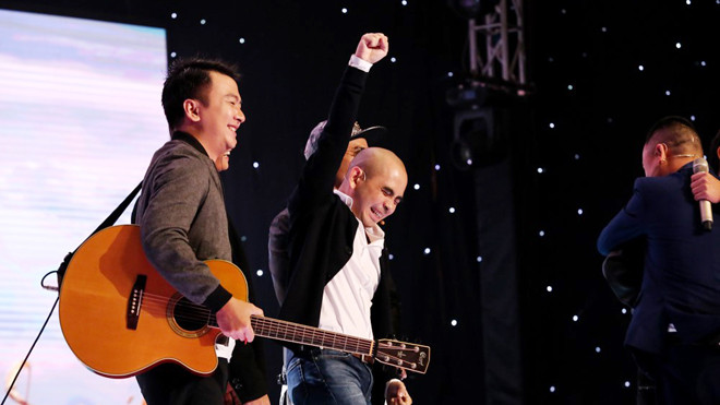 Đức Trí tỏ ra phấn khích đón nhóm thí sinh MTV và Nguyễn Dân vào đội của mình. Ảnh: Windy