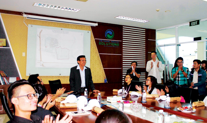 Ông David Dương trong lần gặp gỡ các bạn sinh viên khoa Môi trường.