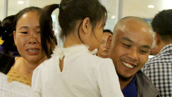 Thuyền viên Nguyễn Văn Xuân và người thân sau 4 năm cách biệt. Ảnh: Phạm Thanh