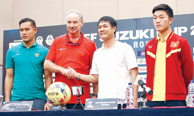 HLV Riedl và HLV Nguyễn Hữu Thắng cùng đại diện cầu thủ hai đội tại cuộc họp báo trước trận đấu tối nay. Ảnh: VSI
