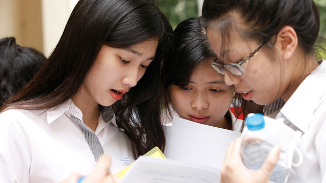 Thí sinh trao đổi về bài thi môn Ngữ văn tại Hội đồng thi ĐH Sư phạm Hà Nội năm 2016. Ảnh: Ngọc Châu