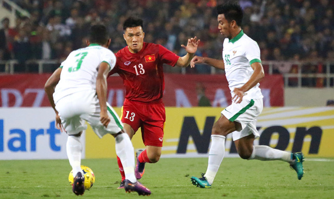 Hậu vệ phải Đình Đồng (giữa) được xem là mắt xích yếu nhất của ĐTVN. Trận lượt đi ĐT Indonesia thường xuyên khoét vào vị trí của Đình Đồng trong khi ở trận lượt về, cú vung chân vụng về của cầu thủ này giúp Indonesia có bàn mở tỷ số trên sân Mỹ Đình. Ảnh: