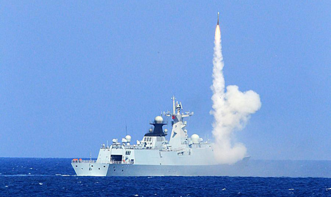 Hải quân Trung Quốc tập trận bắn đạn thật trên biển Đông. Ảnh: China Daily