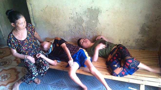 Mẹ bị tai biến bên cảnh hai con tật nguyền.