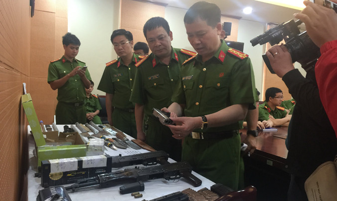 Công an Hà Nội thu giữ nhiều vũ khí khi triệt phá băng nhóm Long “ma”