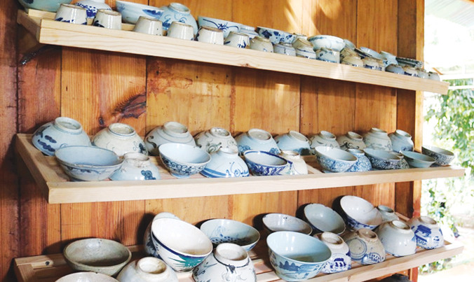 Bát sành của người dân tộc Chu Ru. Ảnh: Ngô Bình