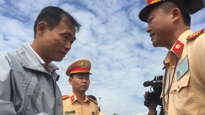 Nhiều chiến sỹ CSGT ngại xử lý cán bộ, công chức nhà nước, công an vi phạm luật giao thông. Ảnh: Nguyễn Hoàn