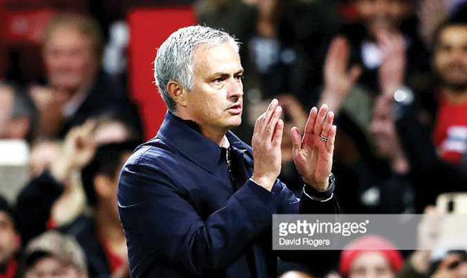 HLV Mourinho chắp tay tạ lỗi với người hâm mộ. Ảnh: GETTY IMAGES