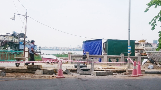 Khu vực nghi có cống xả nước thải vào Hồ Tây tại số 4 Thuỵ Khuê.