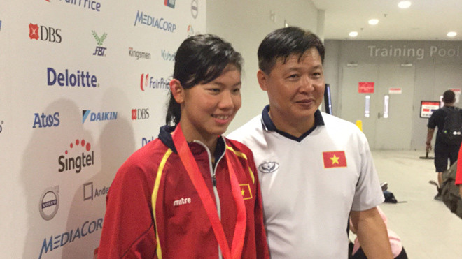 Kình ngư Ánh Viên và HLV Đặng Anh Tuấn tại SEA Games 2015. Ảnh: H.Nguyên