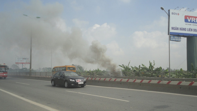 Khói mù mịt tại đường Bắc Thăng Long-Nội Bài.