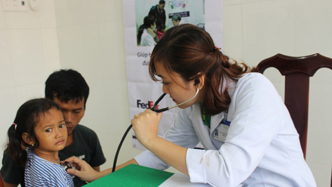 Khám sàng lọc bệnh tim cho trẻ em.