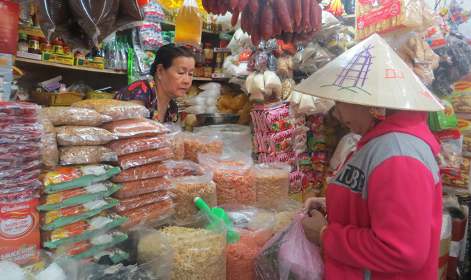 Nhiều tiểu thương ở chợ không dám trữ hàng tết vì sợ ế