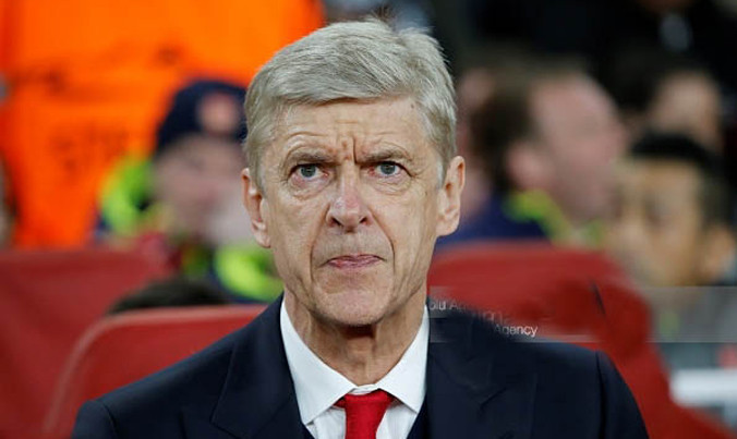 HLV Wenger bực mình khi Arsenal bị PSG cầm hoà ngay trên sân nhà Emirates và mất ngôi đầu vào tay đối thủ. Ảnh GETTY IMAGES