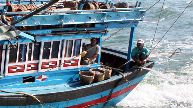 Các ngư dân thường phải đánh đu sau be tàu để đi vệ sinh nên thường bị rơi xuống biển mất tích.