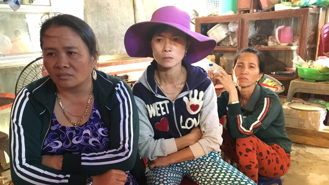 Người thân các thuyền viên bị nạn mong ngóng và cầu mong chồng con được an toàn trở về. Ảnh: Phú Đức