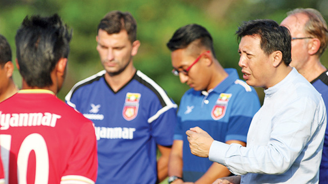 Chủ tịch LĐBĐ Myanmar, tỷ phú Zaw Zaw đến thăm buổi tập của ĐT Myanmar chiều 16/11. Ảnh: VSI