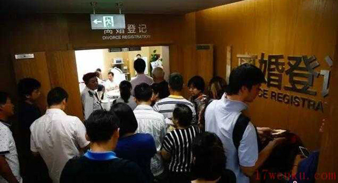 Cảnh xếp hàng chờ được ly hôn ở Trung Quốc