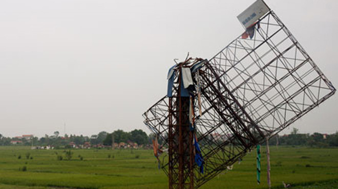 Biển quảng cáo gẫy đổ sau bão.