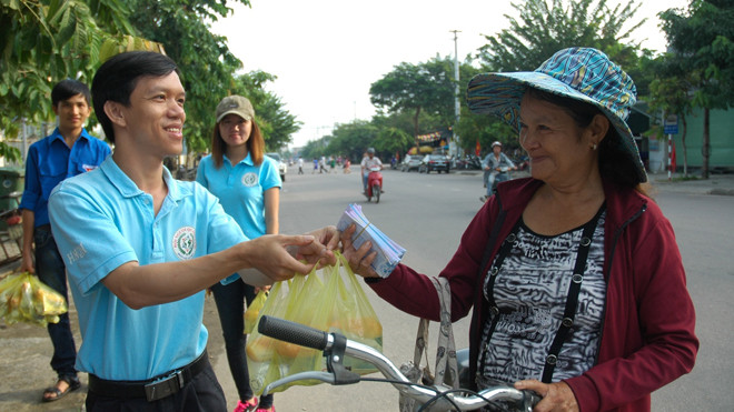 Nhóm Hội người Quảng Nam phát bánh mỳ miễn phí cho người nghèo tại các bệnh viện vào thứ 5 hằng tuần