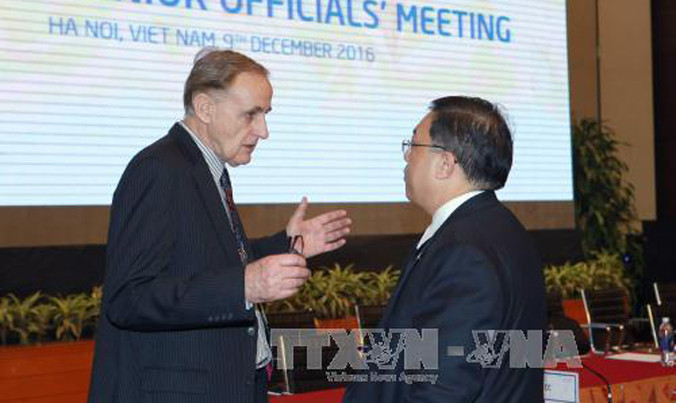 Đại biểu quốc tế trao đổi trước giờ Phiên khai mạc ISOM. Ảnh: D.T