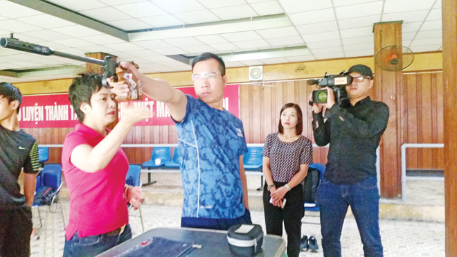 Xạ thủ Hoàng Xuân Vinh tập luyện chuẩn bị cho các giải đấu năm 2017. Ảnh: T.TÚ