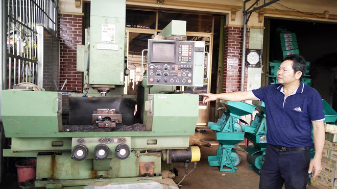 Ông Bảy giải thích cơ chế hoạt động của máy sấy NK700.