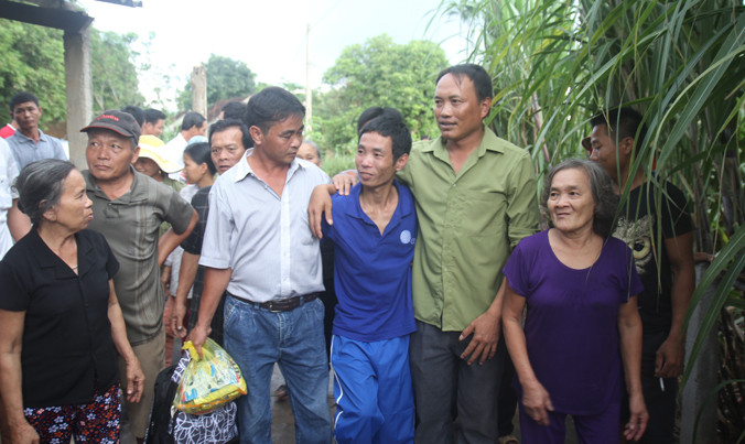 Thuyền viên Phan Xuân Phương (thứ 4 từ phải sang) cùng bà con chòm xóm.