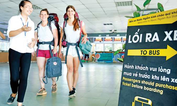 Các nhân viên nữ hỗ trợ khách tại bến là một trong những nét mới tại Bến xe Nước Ngầm.