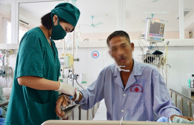 Trong quá trình điều trị, bác sĩ phải thay 10 lít huyết tương cho bệnh nhân. Ảnh: Dân Trí