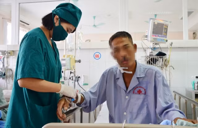 Trong quá trình điều trị, bác sĩ phải thay 10 lít huyết tương cho bệnh nhân. Ảnh: Dân Trí