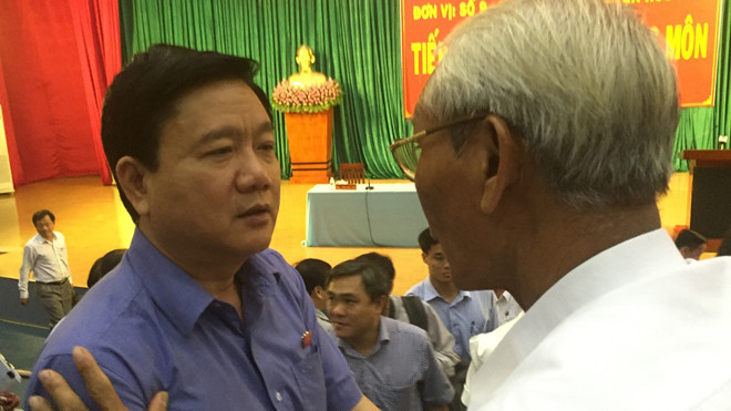 Bí thư Đinh La Thăng thăm hỏi cử tri huyện Hóc Môn, TPHCM. Ảnh: Quốc Ngọc