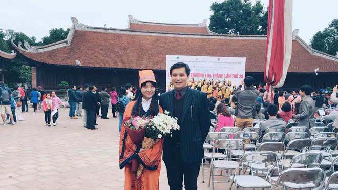 Nữ sinh Đinh Thị Lừng và thầy giáo tại lễ nhận giải thưởng Loa Thành năm 2016