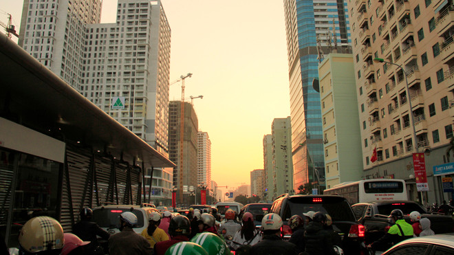 Giờ cao điểm, dòng người nhích từng mét một trên đường Lê Văn Lương. Hai bên đường hầu hết đều xây dựng cao ốc. Ảnh: Trường Phong