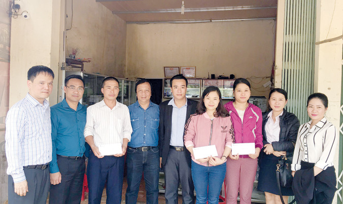 Trao quà tận tay các khách hàng tại Hà Tĩnh 