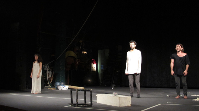 “Con tàu này không trôi mãi” vở diễn mang đậm tính hình thể của Panama. Ảnh: Toan Toan