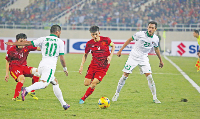 Sau trận đấu với Indonesia, Công Vinh chính thức chia tay bóng đá. Cầu thủ người xứ Nghệ được cho là giàu nhất giới cầu thủ và đã bỏ két khoảng 30 tỷ đồng từ những lần thay đổi CLB. Ảnh: Như Ý