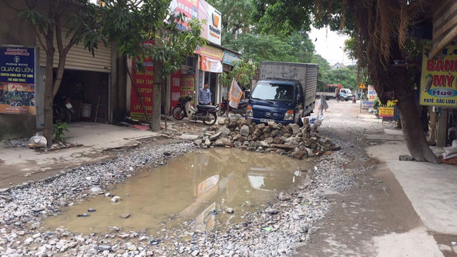 Dân dựng 'hàng rào' chặn xe