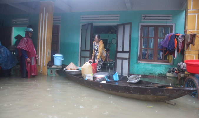 Người dân Quảng Nam thu dọn đồ đạc chạy lũ. Ảnh: Hoài Văn