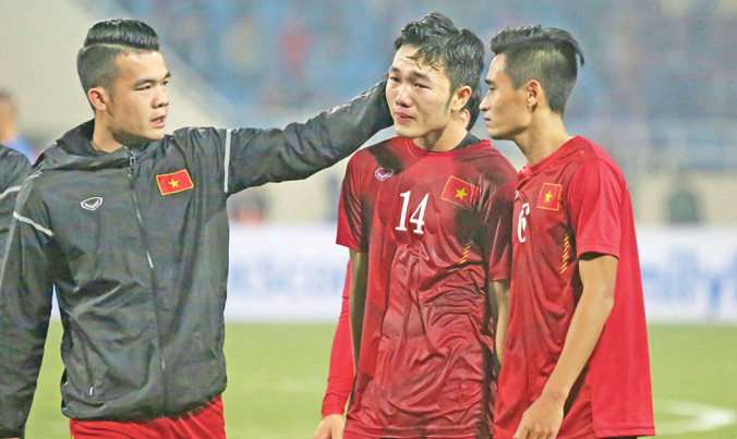 Xuân Trường rơi nước mắt sau những nỗ lực hết mình nhưng không thể cùng đồng đội vượt qua Indonesia ở vòng bán kết AFF cup. Anh được xem là một trong những cầu thủ chơi tốt và ổn định nhất trong chiến dịch AFF cup 2016 của ĐTVN. Ảnh: Như Ý