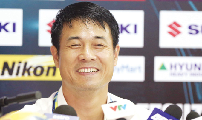 Nụ cười rạng rỡ của HLV Hữu Thắng trong cuộc họp báo sau chiến thắng quan trọng trước ĐT Malaysia. Ảnh: VSI