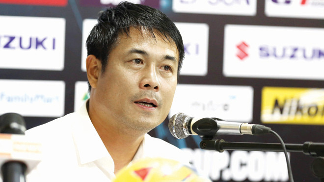 HLV Hữu Thắng vui vẻ phát biểu trong cuộc họp báo sau trận thắng. Ảnh: VSI