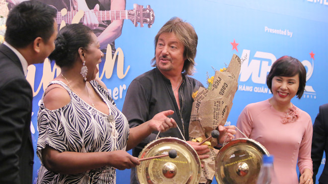 Hai ca sỹ huyền thoại Liz Mitchell, Chris Norman thích thú với món quà lưu niệm