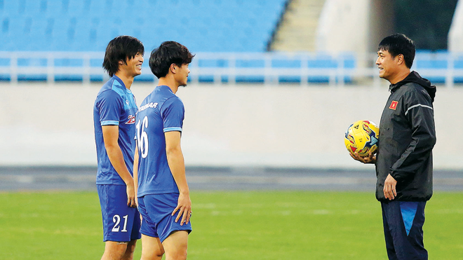 HLV Hữu Thắng chào đón bộ đôi Tuấn Anh - Công Phượng trong buổi tập chiều qua. Ảnh: VSI