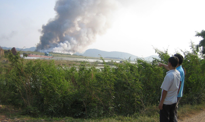 Người dân Bắc Giang lo ngại vì bãi rác ở Bắc Ninh gây ô nhiễm môi trường nghiêm trọng.