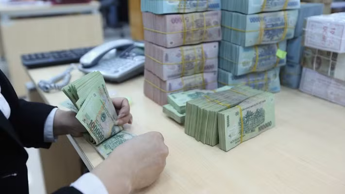 Gắn với đà giảm mạnh của lãi suất VND trên liên ngân hàng, lượng tiền lớn từ tín phiếu Ngân hàng Nhà nước đáo hạn gần đây cũng đã trở lại thị trường - Ảnh: Quang Phúc.