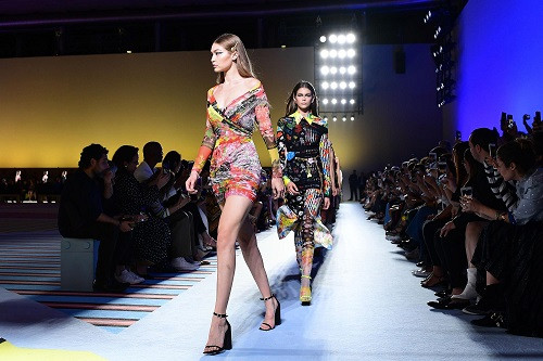 Bộ sưu tập xuân hè 2019 của Versace. Ảnh: Bloomberg