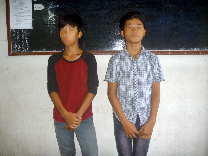 Nguyễn Đức Khánh (áo sọc) và Trần Huy Anh Vũ tại cơ quan công an. Ảnh: Châu Thành